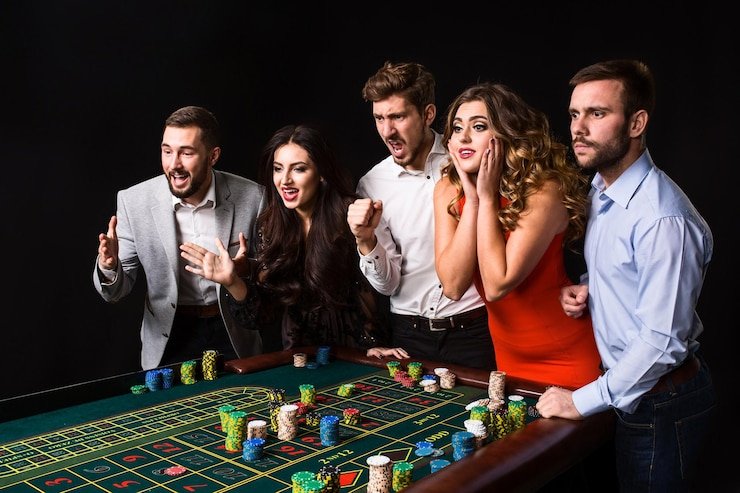 Antarmuka platform fatui menampilkan kategori slot, live casino, dan sportsbook di perangkat mobile