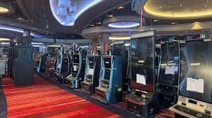 Permainan slot Aviator fatui ditampilkan di layar perangkat mobile dengan grafis pesawat dan tombol Bet jelas
